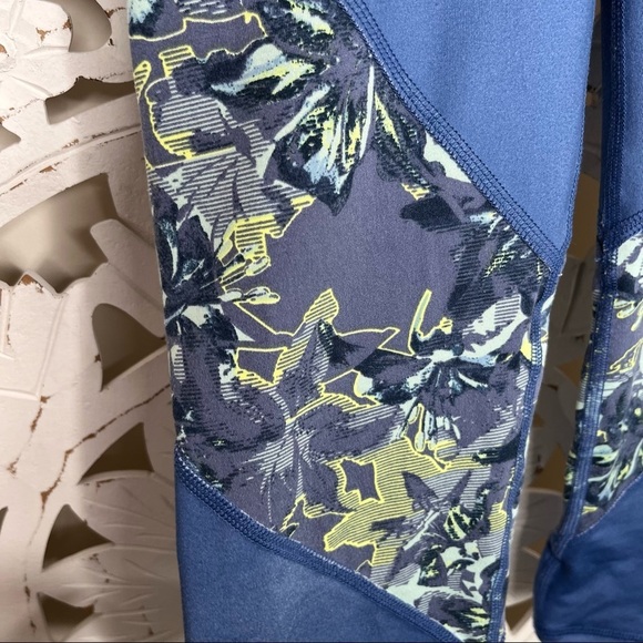 Fabletics Blue Patterned Capri Leggings - Picture 2 of 4